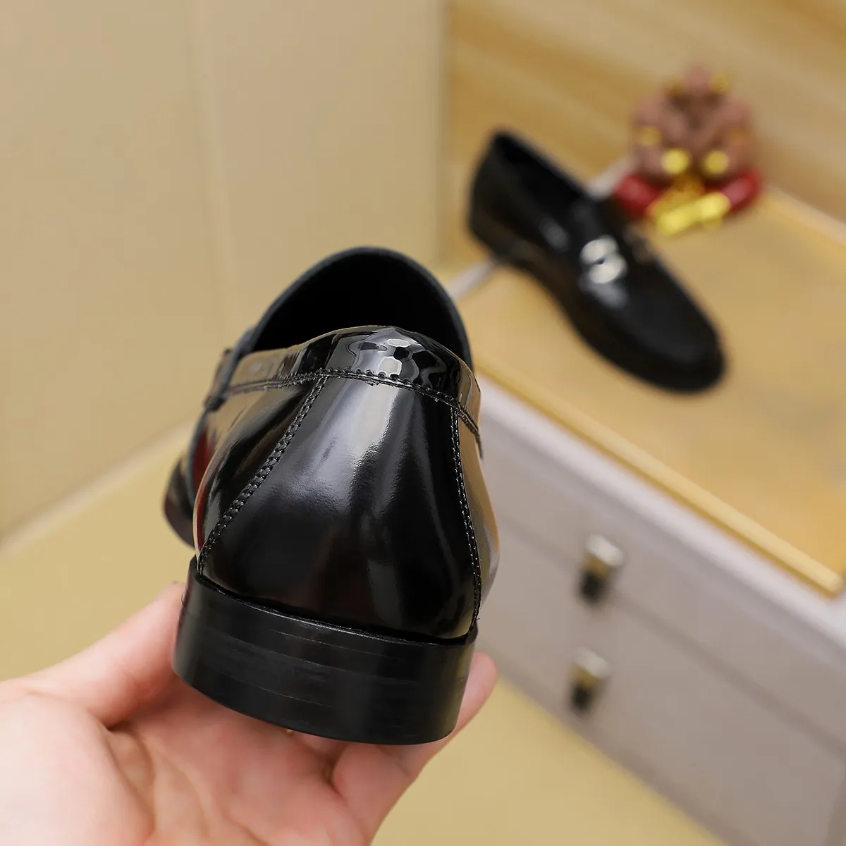 Men's shoes 💰460 🔥 Ferragamo new men's casual slip-on shoes 🇨🇳 Official website original 1:1 mold, original quality 💯 fine workmanship, high-end luxury ☘ The upper is made of imported Italian first-layer cowhide 🌴 Luxurious water dyeing 🐂 Leather lining 🍓 Rubber wear-resistant and non-slip outsole, breathable and comfortable to wear 🍍 The first choice for high-taste men, color optional! Code number 38-44 (45.46. Customized)